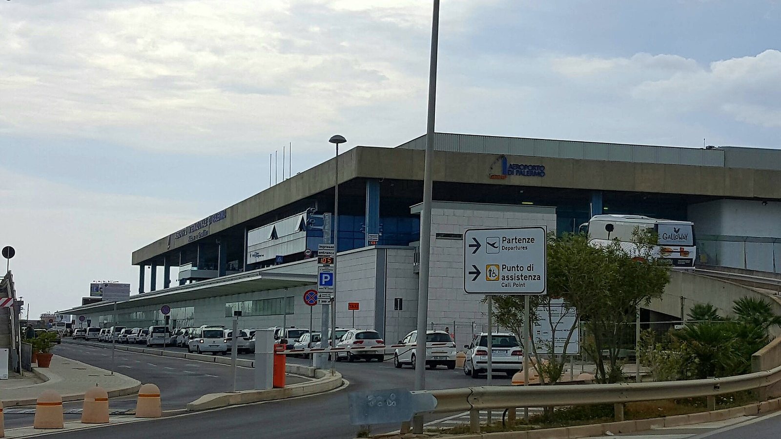 Ingresso dell'aeroporto di Palermo Falcone Borsellino a Punta Raisi
