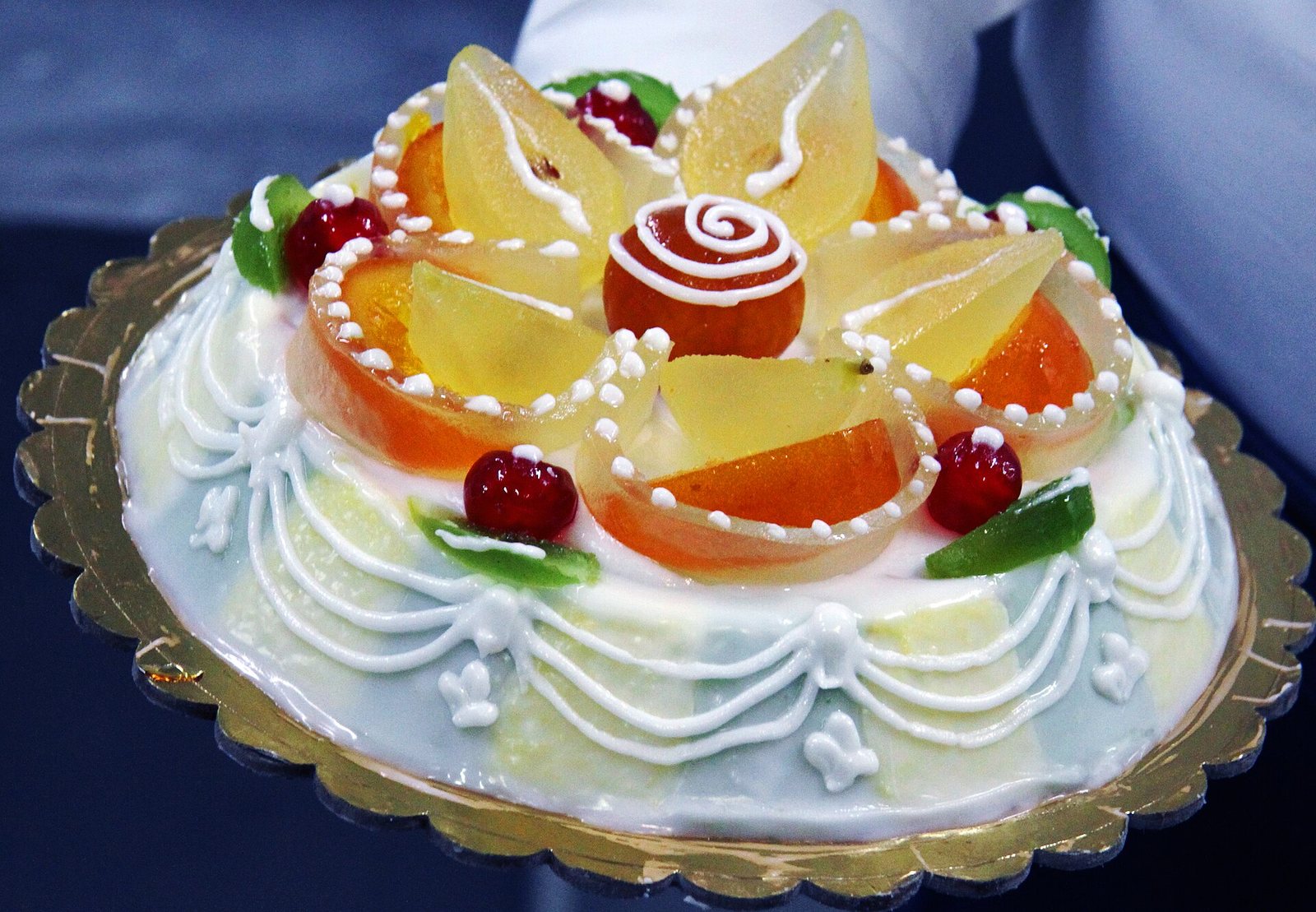 Cassata siciliana decorata con frutta candita e glassa