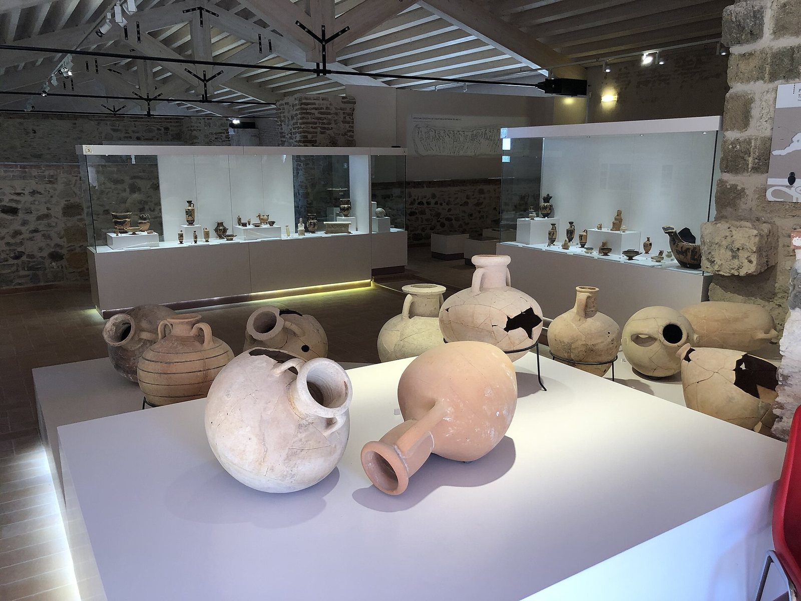 Sala del museo del Parco archeologico di Himera con anfore e reperti greci