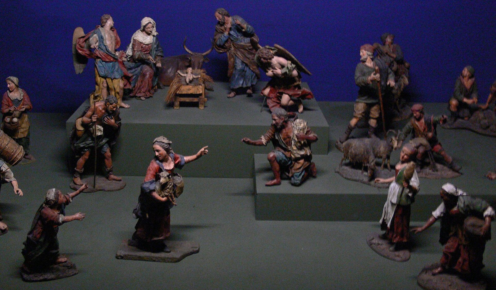 Presepe siciliano con figure in terracotta dipinte