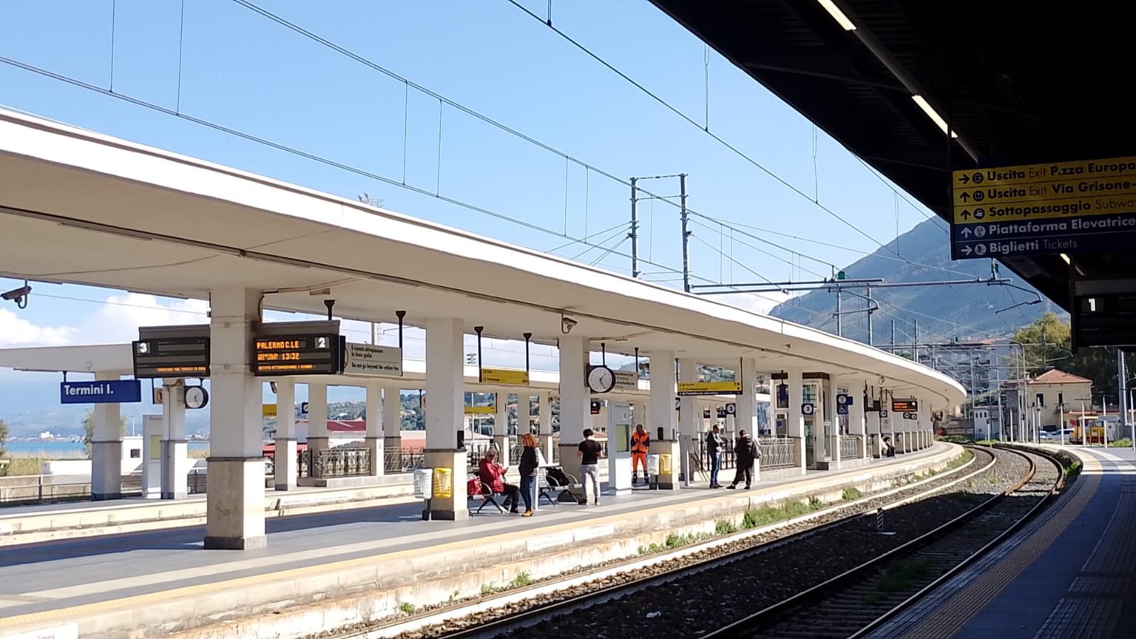 Banchina della stazione ferroviaria di Termini Imerese
